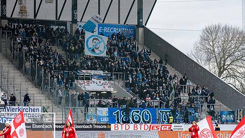 Die mitgereisten 1860-Fans im Gästeblock des Stadions an der Hafenstraße.