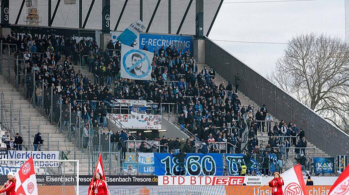 Die mitgereisten 1860-Fans im Gästeblock des Stadions an der Hafenstraße.