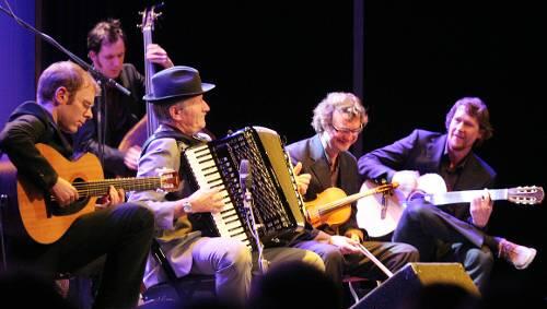 Schwingend und swingend durch Europa: Frank Wuppingers L’Orchestre Europa spielt morgen (23 Uhr) in der Tafelhalle. Schwingend und swingend durch Europa: Frank Wuppingers L’Orchestre Europa spielt morgen (23 Uhr) in der Tafelhalle.