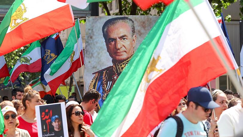 Zurück in die monarchische Vergangenheit? Die Idee des persischen Kaiserreichs hat durchaus noch Anhänger. Teilnehmer einer Demonstration in Hamburg gegen das iranische Regime ziehen Mitte Juni unter dem Motto „Nein zur islamischen Republik Iran“ durch die Innenstadt von Hamburg. Dabei tragen sie ein großes Bild des 1980 gestorbenen ehemaligen Schahs von Persien.