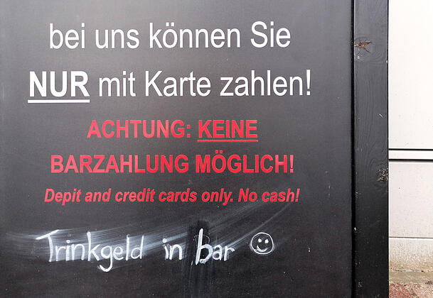 Auch hygienische Bedenken seien unbegründet, so die ÖDP/München-Liste: Die Bundesbank habe mehrfach betont, dass von Bargeld kein erhöhtes Infektionsrisiko ausgehe. Die Verbraucherzentrale rufe Menschen zudem auf, Situationen zu melden, in denen nur mit Karte gezahlt werden kann. (Symbolbild) Auch hygienische Bedenken seien unbegründet, so die ÖDP/München-Liste: Die Bundesbank habe mehrfach betont, dass von Bargeld kein erhöhtes Infektionsrisiko ausgehe. Die Verbraucherzentrale rufe Menschen zudem auf, Situationen zu melden, in denen nur mit Karte gezahlt werden kann. (Symbolbild)