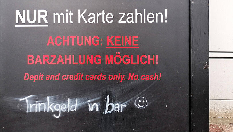 Auch hygienische Bedenken seien unbegründet, so die ÖDP/München-Liste: Die Bundesbank habe mehrfach betont, dass von Bargeld kein erhöhtes Infektionsrisiko ausgehe. Die Verbraucherzentrale rufe Menschen zudem auf, Situationen zu melden, in denen nur mit Karte gezahlt werden kann. (Symbolbild) Auch hygienische Bedenken seien unbegründet, so die ÖDP/München-Liste: Die Bundesbank habe mehrfach betont, dass von Bargeld kein erhöhtes Infektionsrisiko ausgehe. Die Verbraucherzentrale rufe Menschen zudem auf, Situationen zu melden, in denen nur mit Karte gezahlt werden kann. (Symbolbild)