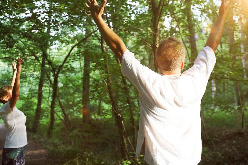 Darüber hinaus finden sich inzwischen auch hierzulande zahlreiche Angebote für Waldbaden unter Anleitung von ausgebildetem Personal in Waldführung und Waldtherapie. Denn der asiatische Trend hat den Westen längst erreicht und erfreut sich auch bei uns immer größerer Beliebtheit. Wald gibt es in Deutschland zur Genüge. Darüber hinaus finden sich inzwischen auch hierzulande zahlreiche Angebote für Waldbaden unter Anleitung von ausgebildetem Personal in Waldführung und Waldtherapie. Denn der asiatische Trend hat den Westen längst erreicht und erfreut sich auch bei uns immer größerer Beliebtheit. Wald gibt es in Deutschland zur Genüge.