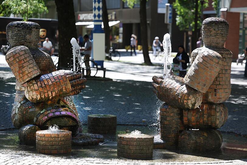Seit 1984 sprudelt das steinerne Paar am Rotkreuzplatz. Seit 1984 sprudelt das steinerne Paar am Rotkreuzplatz.