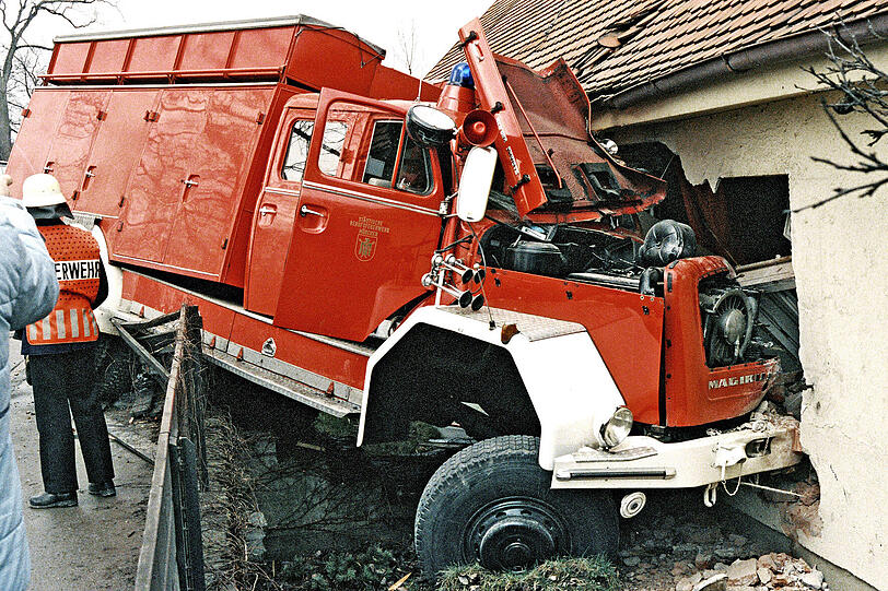 Durch die Wand: Einsatz in eigener Sache: Am 30. März 1994 wird einem Rüstwagen der Wache 7 auf der Rückfahrt von einem Alarm in Oberschleißheim die Vorfahrt genommen. Beim Ausweichversuch kommt das Fahrzeug von der Straße ab, rammt ein Wohnhaus und durchbricht die Mauer. Fünf Beamte werden verletzt &ndash; zum Glück nur leicht. Nach der Bergung des Wracks mit einem Kran muss das schwer beschädigte Gebäude abgestützt werden, damit es nicht zusammenbricht.