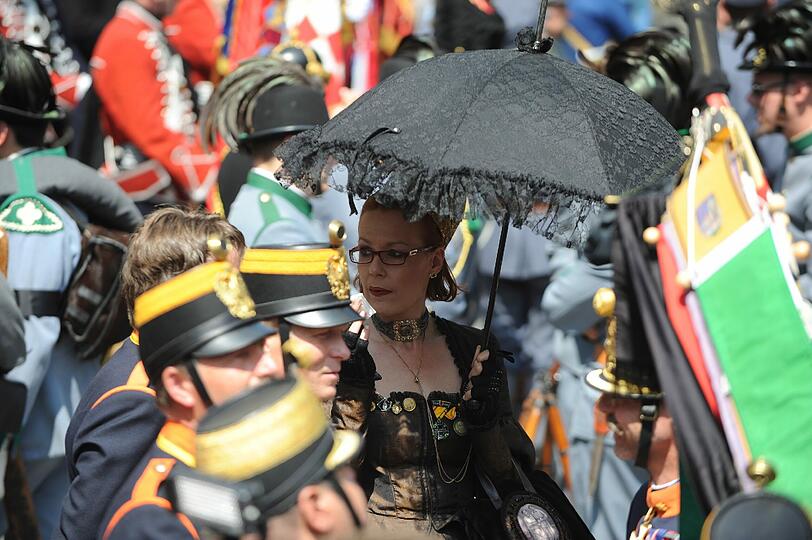 Eine Gruppe von Traditionalisten steht vor dem Stephansdom.