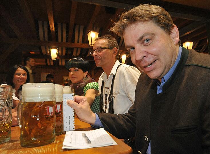 Biertest auf der Wiesn: Der Verein gegen betrügerisches Einschenken hat fast 100 Maß unter die Lupe genommen