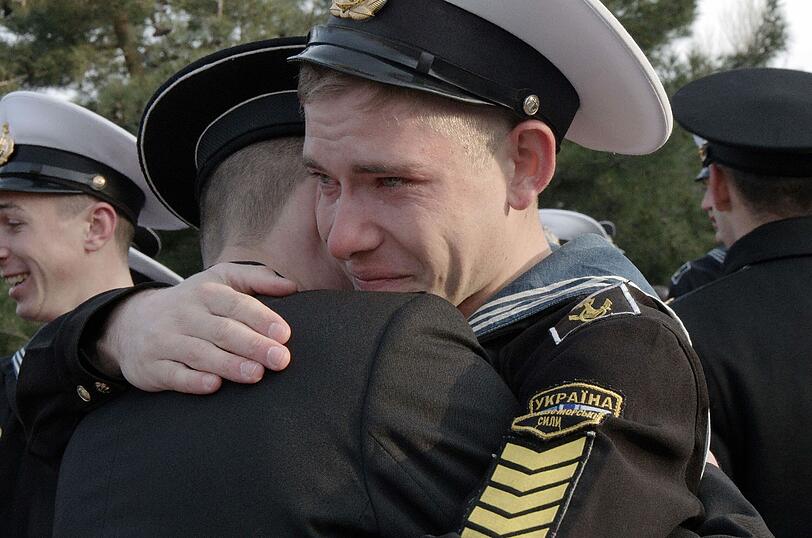 Ukrainische Offiziere der Higher Naval School in Sevastopol umarmen sichtlich gerührt einen Freund, der sich dazu entschieden hat, der Schule treu zu bleiben während alle anderen abreisen.