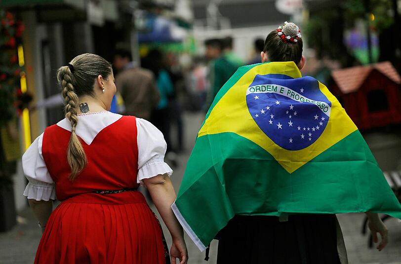 Viele Fußballfans in Brasilien werden trotz der schmachvollen Niederlage gegen die DFB-Elf, im Finale Deutschland die Stange halten.