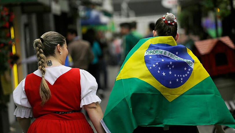 Viele Fußballfans in Brasilien werden trotz der schmachvollen Niederlage gegen die DFB-Elf, im Finale Deutschland die Stange halten. Viele Fußballfans in Brasilien werden trotz der schmachvollen Niederlage gegen die DFB-Elf, im Finale Deutschland die Stange halten.