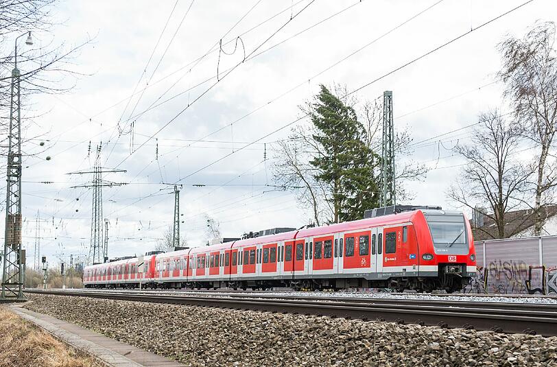 Die S-Bahn ist seine Leidenschaft: Zum Zug-Gucken schwänzte ein Achtjähriger die Schule.