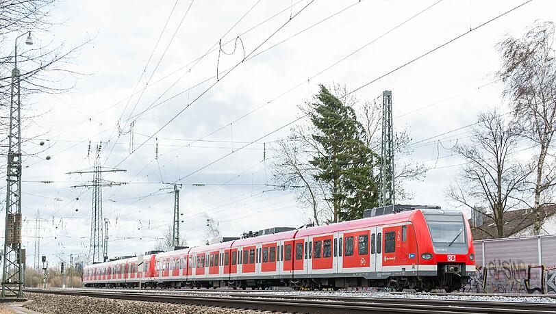 Die S-Bahn ist seine Leidenschaft: Zum Zug-Gucken schwänzte ein Achtjähriger die Schule. Die S-Bahn ist seine Leidenschaft: Zum Zug-Gucken schwänzte ein Achtjähriger die Schule.