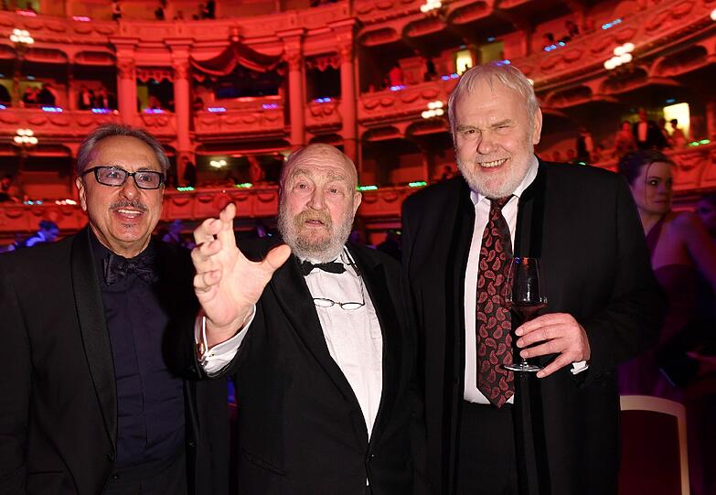 Semperopernball: Schauspieler Wolfgang Stumph (l-r), Rolf Hoppe und Entertainer Gunther Emmerlich beobachten und kommentieren das Ballgeschehen