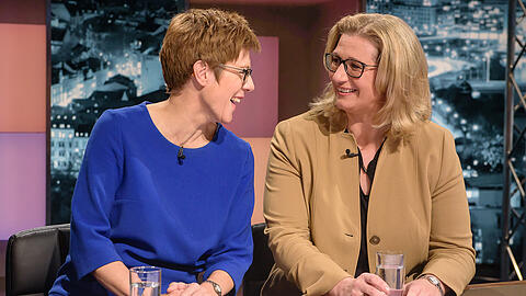 Duellieren sich: Anke Rehlinger (SPD, r.) und Annegret Kramp-Karrenbauer (CDU).