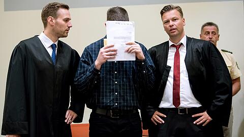 Der Angeklagte Philipp K. (M.) mit seinen Anwälten David Mühlberger (l.) und Sascha Marks.