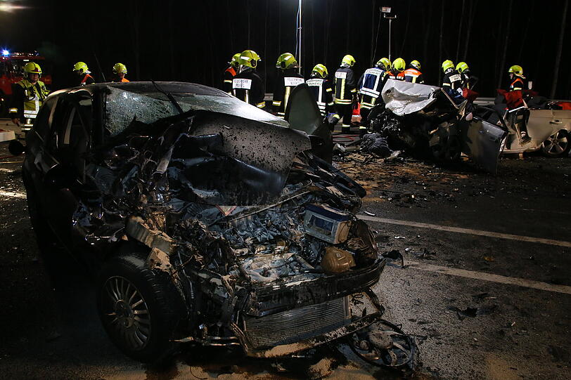 Insgesamt fünf Fahrzeuge waren in den schweren Verkehrsunfall auf der B20 zwischen Burghausen und Marktl im Landkreis Altötting verwickelt.