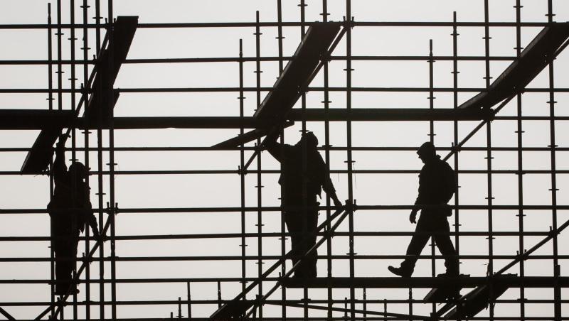 Gerüstbauer errichten in Hamburg auf einer Brückenbaustelle in der Hafencity ein Gerüst. Gerüstbauer errichten in Hamburg auf einer Brückenbaustelle in der Hafencity ein Gerüst.