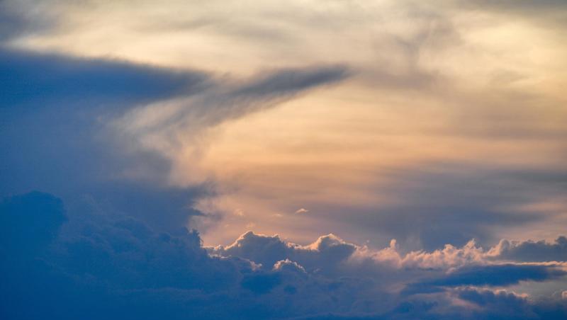 Eine Gewitterwolke, auch Gewitterzelle genannt, ist am Himmel im Sonnenuntergang zu sehen. Foto: Patrick Pleul/Archivbild Eine Gewitterwolke, auch Gewitterzelle genannt, ist am Himmel im Sonnenuntergang zu sehen. Foto: Patrick Pleul/Archivbild