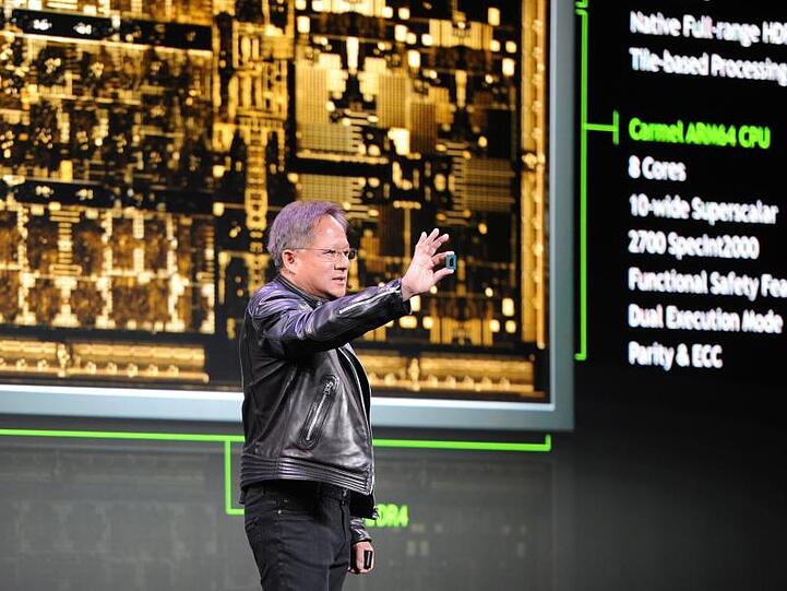 Der Chef des Chipspezialisten Nvidia, Jensen Huang, zeigt 2018 auf der Technik-Messe CES in Las Vegas einen Prototypen des Chips "Drive Xavier" für autonomes Fahren.