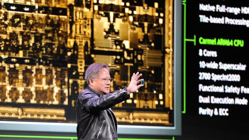 Der Chef des Chipspezialisten Nvidia, Jensen Huang, zeigt 2018 auf der Technik-Messe CES in Las Vegas einen Prototypen des Chips "Drive Xavier" für autonomes Fahren. Der Chef des Chipspezialisten Nvidia, Jensen Huang, zeigt 2018 auf der Technik-Messe CES in Las Vegas einen Prototypen des Chips "Drive Xavier" für autonomes Fahren.