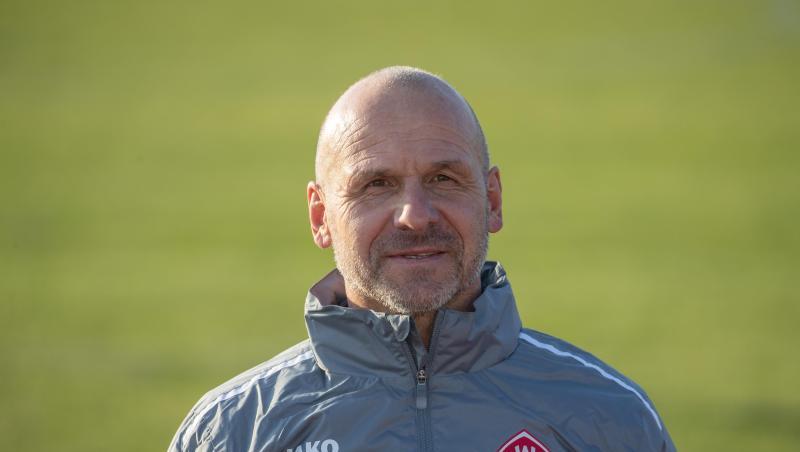 Der neue Kickers-Trainer Bernhard Trares steht während eines Trainings auf dem Platz.