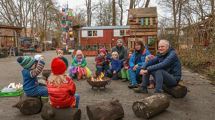 Möglichst viel draußen sein: Das ist das Konzept des Waldkindergartens. Doch womöglich könnten die Kinder diesen bald verlieren.