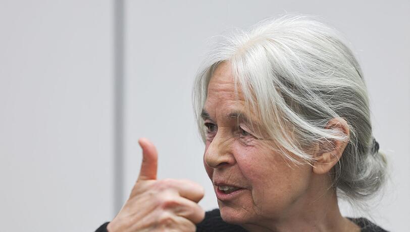 Die ehemalige RAF-Terroristin Daniela Klette wirkt am ersten Prozesstag gelassen.