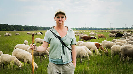 Sch&auml;ferin Martina Feser auf der Panzerwiese. Den ganzen Sommer &uuml;ber l&auml;sst sie ihre Merinolandschafe hier grasen und pflegt damit das Naturschutzgebiet.