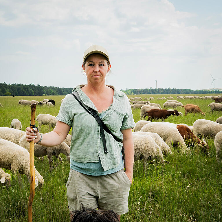 Sch&auml;ferin Martina Feser auf der Panzerwiese. Den ganzen Sommer &uuml;ber l&auml;sst sie ihre Merinolandschafe hier grasen und pflegt damit das Naturschutzgebiet.