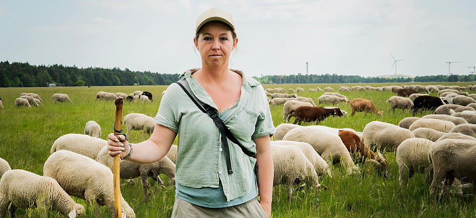 Sch&auml;ferin Martina Feser auf der Panzerwiese. Den ganzen Sommer &uuml;ber l&auml;sst sie ihre Merinolandschafe hier grasen und pflegt damit das Naturschutzgebiet.