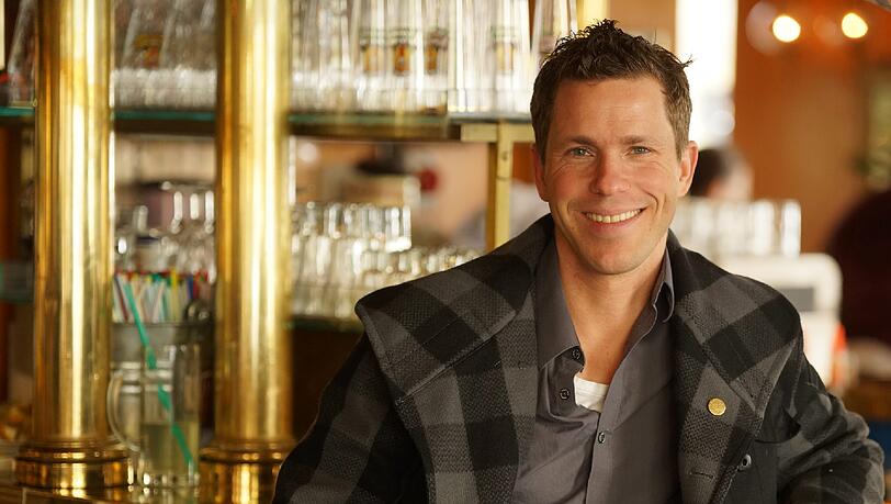 Er sei alles andere als ein gemütlicher Typ, sagt Nepo Fitz. In Cafés rumsitzen sei nicht seine Sache. Zum Treffen im Drugstore an der Münchner Freiheit bringt er deshalb seinen Laptop mit. So lassen sich immerhin gleich noch ein paar Dinge erledigen. Er sei alles andere als ein gemütlicher Typ, sagt Nepo Fitz. In Cafés rumsitzen sei nicht seine Sache. Zum Treffen im Drugstore an der Münchner Freiheit bringt er deshalb seinen Laptop mit. So lassen sich immerhin gleich noch ein paar Dinge erledigen.