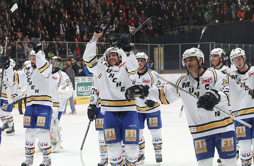 2011 im Olympiastadion: Die EHC-Profis feiern mit den Fans nach Spiel gegen die Augsburger Panther.