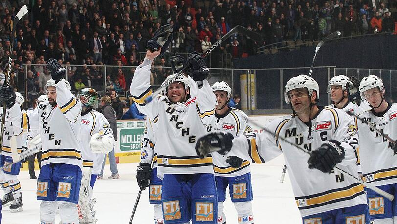 2011 im Olympiastadion: Die EHC-Profis feiern mit den Fans nach Spiel gegen die Augsburger Panther. 2011 im Olympiastadion: Die EHC-Profis feiern mit den Fans nach Spiel gegen die Augsburger Panther.
