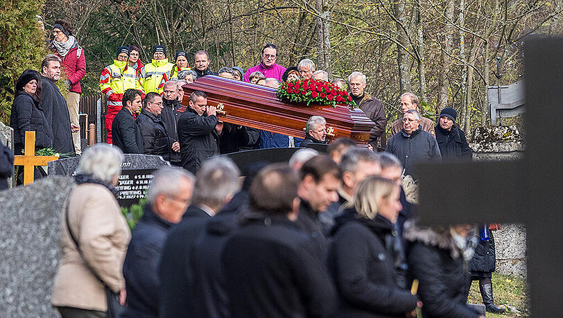 Bunte Blumen und Luftballons schmücken das Grab, in das der Sarg von Oleg Popow in Egloffstein hinabgelassen wird. Der weltbekannte Clown galt als einer der großen Clowns der Zirkusgeschichte. Die Bilder der Beerdigung. Bunte Blumen und Luftballons schmücken das Grab, in das der Sarg von Oleg Popow in Egloffstein hinabgelassen wird. Der weltbekannte Clown galt als einer der großen Clowns der Zirkusgeschichte. Die Bilder der Beerdigung.