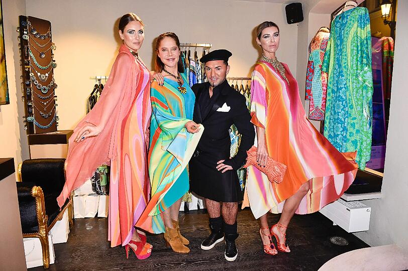 Doreen Dietel (2.v.l.) und Marcus Heinzelmann mit zwei Models