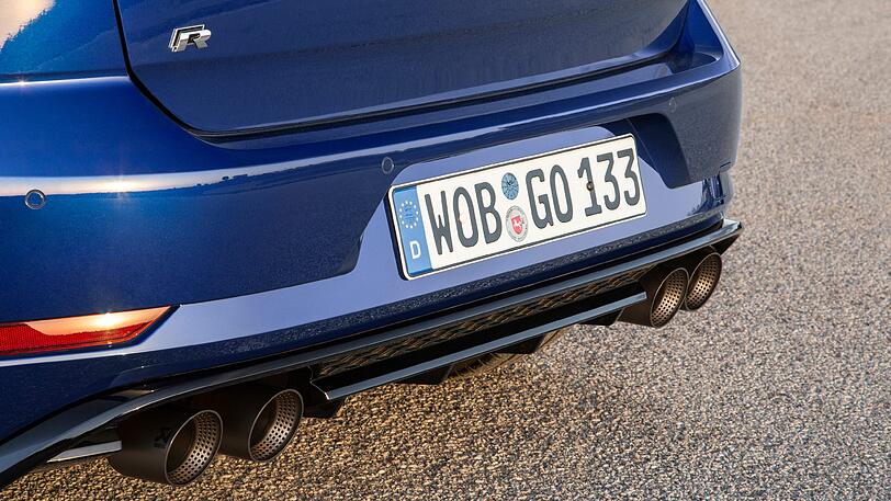 Vier Endrohre verkünden mit interessanter Klangkulisse von der Kraft der 310 Golf R-Pferdchen.