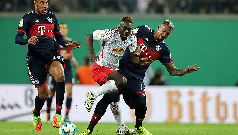 50. Minute: Jerome Boateng attackiert Leipzigs Jean-Kevin Augustin im Strafraum. Glück für die Bayern, dass es keinen Strafstoß gibt.