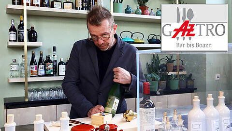 Klaus St. Rainer bereitet in seinem Lokal "Wabi Sabi Shibui" einen Saketiti zu.