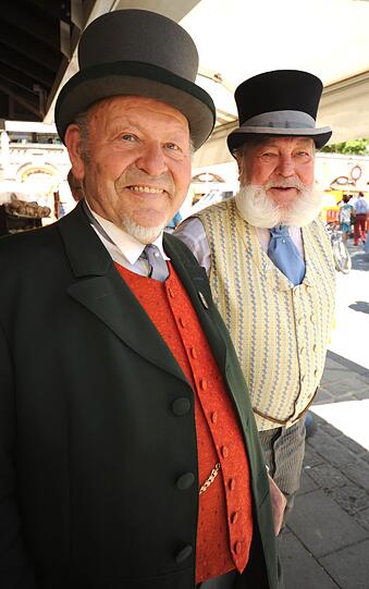Impressionen vom  dritten Brunnenfest am Viktualienmarkt: Viel Musik, alte Kostüme, ein Tänzchen in Ehren und staunende Besucher.