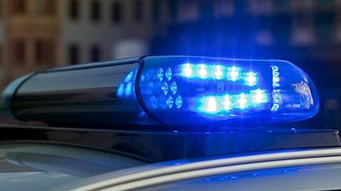 Das Blaulicht auf einem Fahrzeug der Polizei leuchtet in der Dunkelheit. Foto: Monika Skolimowska/zb/dpa/Symbolbild