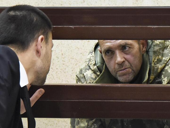 Einer der von Russland gefangenen ukrainischen Matrosen spricht mit seinem Anwalt.