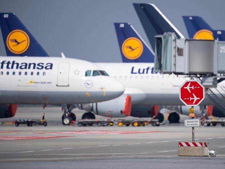 Stillgelegte Flugzeuge der Lufthansa stehen auf dem Vorfeld am Flughafen München. Foto: Sven Hoppe/dpa/Archivbild