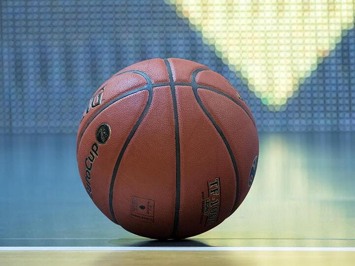 Ein Basketball liegt auf dem Spielfeld. Foto: Soeren Stache/dpa/Archiv