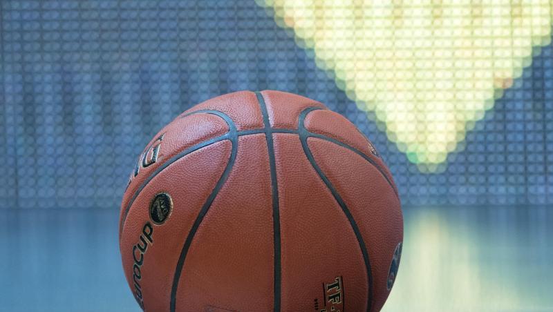 Ein Basketball liegt auf dem Spielfeld. Foto: Soeren Stache/dpa/Archiv