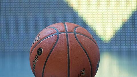 Ein Basketball liegt auf dem Spielfeld. Foto: Soeren Stache/dpa/Archiv