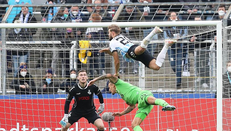 Flug-Show im Grünwalder Stadion: Yannick Deichmann (oben).