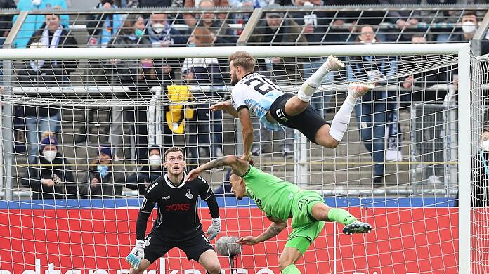 Flug-Show im Grünwalder Stadion: Yannick Deichmann (oben).