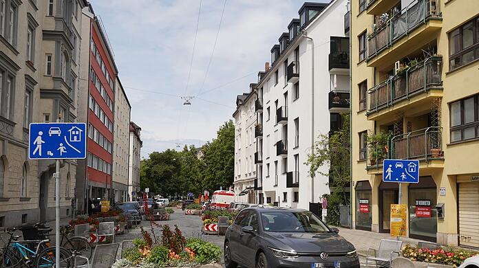 160 Meter Kopfsteinpflaster voller Betontröge: Auf diesem Abschnitt der Blutenburgstraße müssen Autofahrer in diesen Wochen Slalom fahren - ein Sommerstraßen-Projekt.