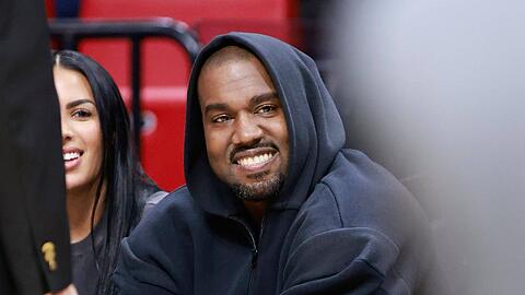 Hier waren sie definitiv noch echt: Kanye West zeigt seine Zähne.
