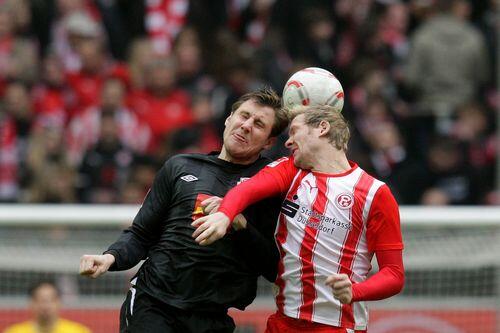 Im roten Trikot obenauf: Ex-Löwe Sascha Rösler, jetzt bei Fortuna Düsseldorf, hier im Kopfballduell mit dem Cottbuser Markus Brzenska.